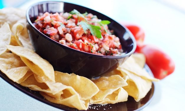 Maischips met zelfgemaakte tomatensalsa