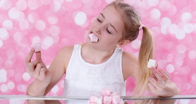 Overgewicht bij kinderen: ouders weten niet hoeveel suiker hun kinderen binnenkrijgen Overgewicht bij kinderen: Ouders weten niet hoeveel suiker hun kind eet