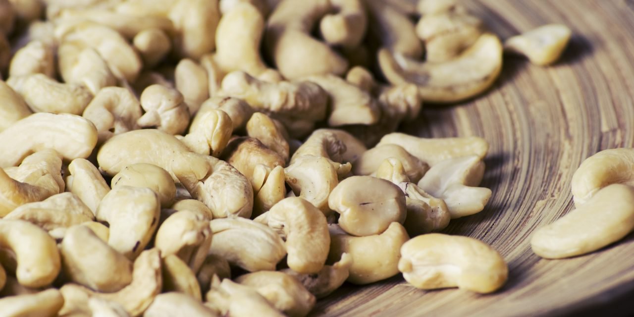 Zoete aardappel noedels met cashew saus