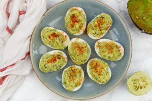 Ei met gevulde eieren met avocado